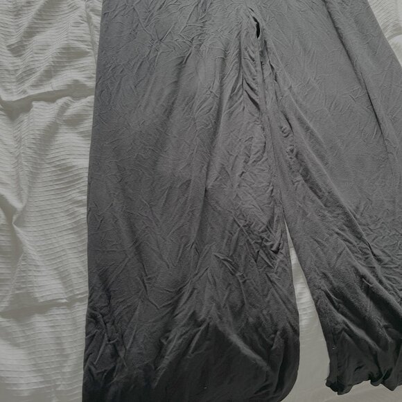 Black Lightweight Flowy Yoga Pants – Pre-owned - Picture 2 of 5